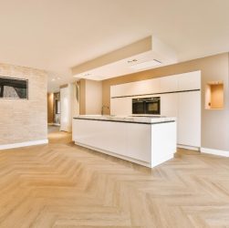 sélectionner le sol stratifié idéal dans une cuisine moderne et fonctionnelle