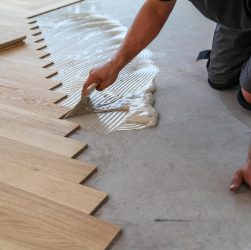 Guide pratique pour installer soi-même un parquet flottant sans difficulté