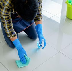 Nettoyer les joints de salle de bain pour les préserver sans les abîmer