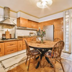 astuces et idées inspirantes pour moderniser une cuisine rustique en chêne