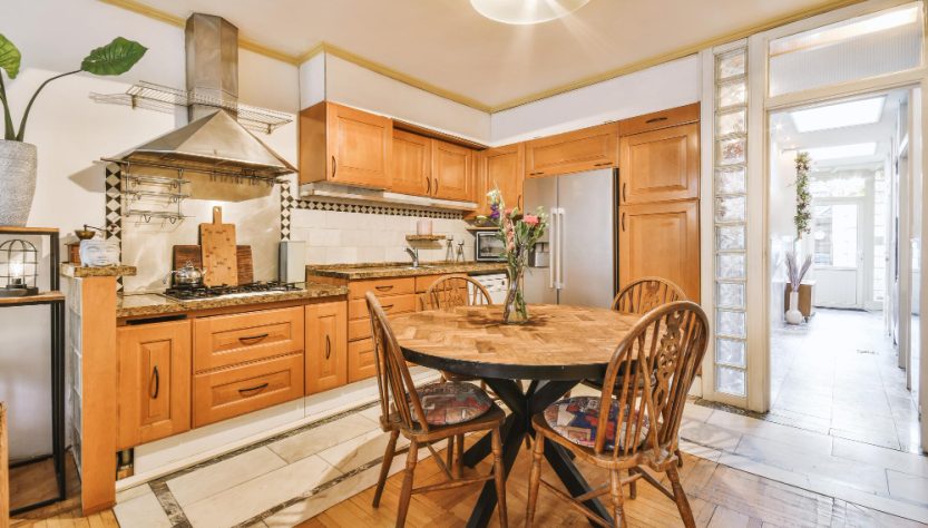 astuces et idées inspirantes pour moderniser une cuisine rustique en chêne